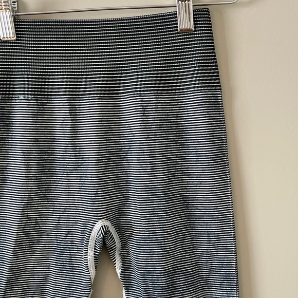 Lululemon Ebb to Train Tight *Wash White / Black / Luna Size 2 EUC - Picture 9 of 13